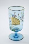 COLECIONISMO - Bela taça de coleção em demi cristal, no padrão veneziano. Corpo em tom azul e realçado em tom dourrado com aplicação de flores em relevo, pintados a mão. Alt. 13,5 cm. Bolhas.