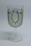 COLECIONISMO - Bela taça de coleção em demi cristal, no padrão veneziano. Corpo em tom azul e realçado em tom dourrado com aplicação de flores em relevo, pintados a mão. Alt. 16 cm. Leves bicados.