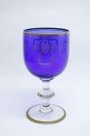 COLECIONISMO - Bela taça de coleção em demi cristal, no padrão veneziano. Corpo em tom azul e realçado em tom dourrado com aplicação de flores em relevo, pintados a mão. Alt. 16,5 cm.