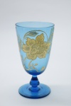 COLECIONISMO - Bela taça de coleção em demi cristal, no padrão veneziano. Corpo em tom azul e realçado em tom dourrado com aplicação de flores em relevo, pintados a mão. Alt. 14 cm.