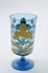 COLECIONISMO - Bela taça de coleção em demi cristal, no padrão veneziano. Corpo em tom azul e realçado em tom dourrado com aplicação de flores em relevo, pintados a mão. Alt. 13 cm. Bolhas.