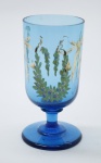 COLECIONISMO - Bela taça de coleção em demi cristal, no padrão veneziano. Corpo em tom azul e realçado em tom dourrado com aplicação de flores em relevo, pintados a mão. Alt. 12 cm. Leves bicados.
