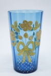 COLECIONISMO - Belo copo de coleção em demi cristal, no padrão veneziano. Corpo em tom azul e realçado em tom dourrado com aplicação de flores em relevo, pintados a mão. Alt. 12 cm. Leves bicados.
