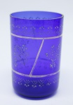 COLECIONISMO - Belo copo de coleção em demi cristal, no padrão veneziano. Corpo em tom azul e realçado em tom dourrado com aplicação de flores em relevo, pintados a mão. Alt. 9 cm. Leves bicados.