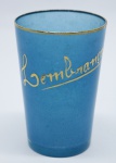 COLECIONISMO - Belo copo de coleção em demi cristal, no padrão veneziano. Corpo em tom azul e realçado em tom dourrado com aplicação de flores em relevo, pintados a mão. Alt. 11 cm.