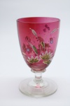 COLECIONISMO - Bela taça de coleção em demi cristal, no padrão veneziano. Corpo em tom vermelho e realçado em tom dourrado com aplicação de flores em relevo, pintados a mão. Alt. 13 cm. Bolhas.