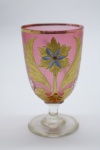 COLECIONISMO - Bela taça de coleção em demi cristal, no padrão veneziano. Corpo em tom vermelho e realçado em tom dourrado com aplicação de flores em relevo, pintados a mão. Alt. 12 cm. Bolhas na base.