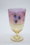 COLECIONISMO - Bela taça de coleção em demi cristal, no padrão veneziano. Corpo em tom vermelho e realçado em tom dourrado com aplicação de flores em relevo, pintados a mão. Alt. 13 cm. Bicados.