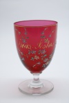 COLECIONISMO - Bela taça de coleção em demi cristal, no padrão veneziano. Corpo em tom vermelho e realçado em tom dourrado com aplicação de flores em relevo, pintados a mão. Alt. 12 cm.