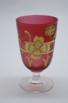 COLECIONISMO - Bela taça de coleção em demi cristal, no padrão veneziano. Corpo em tom vermelho e realçado em tom dourrado com aplicação de flores em relevo, pintados a mão. Alt. 11 cm. Leves bicados.
