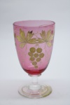 COLECIONISMO - Bela taça de coleção em demi cristal, no padrão veneziano. Corpo em tom vermelho e realçado em tom dourrado com aplicação de flores em relevo, pintados a mão. Alt. 13 cm.
