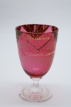 COLECIONISMO - Bela taça de coleção em demi cristal, no padrão veneziano. Corpo em tom vermelho e realçado em tom dourrado com aplicação de flores em relevo, pintados a mão. Alt. 12 cm. Lascado na base.