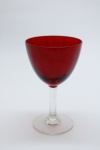 COLECIONISMO - Bela taça de coleção em demi cristal. Corpo em tom vermelho, haste e base incolor. Alt. 14 cm.