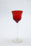 COLECIONISMO - Bela taça de coleção em demi cristal. Corpo em tom vermelho, haste e base incolor. Alt. 15 cm.