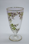 COLECIONISMO - Bela taça de coleção em demi cristal, no padrão veneziano. Corpo em tom rosado e realçado em tom dourrado com aplicação de flores em relevo, pintados a mão. Alt. 14 cm. Leves bicados.