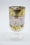 COLECIONISMO - Bela taça de coleção em demi cristal, no padrão veneziano. Corpo em tom rosado e realçado em tom dourrado com aplicação de flores em relevo, pintados a mão. Alt. 13 cm.