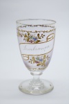 COLECIONISMO - Bela taça de coleção em demi cristal, no padrão veneziano. Corpo em tom rosado e realçado em tom dourrado com aplicação de flores em relevo, pintados a mão. Alt. 13 cm. Leves bicados.