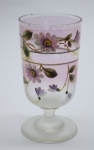 COLECIONISMO - Bela taça de coleção em demi cristal, no padrão veneziano. Corpo em tom rosado e realçado em tom dourrado com aplicação de flores em relevo, pintados a mão. Alt. 12,5 cm.