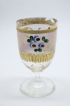 COLECIONISMO - Bela taça de coleção em demi cristal, no padrão veneziano. Corpo em tom rosado e realçado em tom dourrado com aplicação de flores em relevo, pintados a mão. Alt. 12,5 cm. Bolhas.