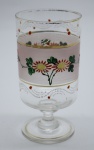 COLECIONISMO - Bela taça de coleção em demi cristal, no padrão veneziano. Corpo em tom rosado e realçado em tom dourrado com aplicação de flores em relevo, pintados a mão. Alt. 12,5 cm.