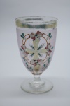 COLECIONISMO - Bela taça de coleção em demi cristal, no padrão veneziano. Corpo em tom rosado e realçado em tom dourrado com aplicação de flores em relevo, pintados a mão. Alt. 12,5 cm. Bolhas.