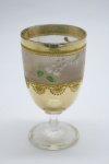 COLECIONISMO - Bela taça de coleção em demi cristal, no padrão veneziano. Corpo em tom rosado e realçado em tom dourrado com aplicação de flores em relevo, pintados a mão. Alt. 12,5 cm. Bolhas.