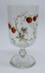 COLECIONISMO - Bela taça de coleção em demi cristal, no padrão veneziano. Corpo incolor e realçado em tom dourado com aplicação de flores em relevo, pintados a mão. Alt. 13 cm. Bolhas.