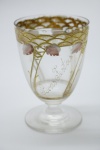 COLECIONISMO - Bela taça de coleção em demi cristal, no padrão veneziano. Corpo incolor e realçado em tom dourado com aplicação de flores em relevo, pintados a mão. Alt. 11 cm. Bicados.