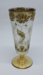 COLECIONISMO - Bela taça de coleção em demi cristal, no padrão veneziano. Corpo incolor e realçado em tom dourado com aplicação de flores em relevo, pintados a mão. Alt. 15 cm.