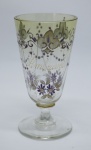 COLECIONISMO - Bela taça de coleção em demi cristal, no padrão veneziano. Corpo incolor e realçado em tom dourado com aplicação de flores em relevo, pintados a mão. Alt. 13 cm. Leves bicados.