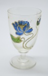 COLECIONISMO - Bela taça de coleção em demi cristal, no padrão veneziano. Corpo incolor e realçado em tom dourado com aplicação de flores em relevo, pintados a mão. Alt. 12 cm.