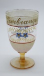 COLECIONISMO - Bela taça de coleção em demi cristal, no padrão veneziano. Corpo incolor e realçado em tom dourado com aplicação de flores em relevo, pintados a mão. Alt. 13 cm.