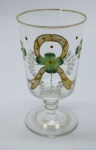 COLECIONISMO - Bela taça de coleção em demi cristal, no padrão veneziano. Corpo incolor e realçado em tom dourado com aplicação de flores em relevo, pintados a mão. Alt. 13 cm.