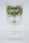 COLECIONISMO - Bela taça de coleção em demi cristal, no padrão veneziano. Corpo incolor e realçado em tom dourado com aplicação de flores em relevo, pintados a mão. Alt. 15,5 cm.