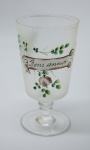 COLECIONISMO - Bela taça de coleção em demi cristal, no padrão veneziano. Corpo incolor e realçado em tom dourado com aplicação de flores em relevo, pintados a mão. Alt. 13,5 cm. Bolhas.