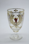COLECIONISMO - Bela taça de coleção em demi cristal, no padrão veneziano. Corpo incolor e realçado em tom dourado com aplicação de flores em relevo, pintados a mão. Alt. 12 cm.