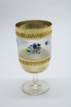 COLECIONISMO - Bela taça de coleção em demi cristal, no padrão veneziano. Corpo incolor e realçado em tom dourado com aplicação de flores em relevo, pintados a mão. Alt. 13 cm.  Bicados.