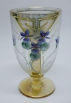 COLECIONISMO - Bela taça de coleção em demi cristal, no padrão veneziano. Corpo incolor e realçado em tom dourado com aplicação de flores em relevo, pintados a mão. Alt. 13 cm.  Leve bicados.