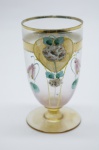 COLECIONISMO - Bela taça de coleção em demi cristal, no padrão veneziano. Corpo incolor e realçado em tom dourado com aplicação de flores em relevo, pintados a mão. Alt. 12,5 cm.