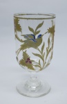 COLECIONISMO - Bela taça de coleção em demi cristal, no padrão veneziano. Corpo incolor e realçado em tom dourado com aplicação de flores em relevo, pintados a mão. Alt. 13 cm. Bolha.