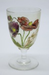 COLECIONISMO - Bela taça de coleção em demi cristal, no padrão veneziano. Corpo incolor e realçado em tom dourado com aplicação de flores em relevo, pintados a mão. Alt. 12 cm. Bolha.