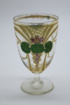 COLECIONISMO - Bela taça de coleção em demi cristal, no padrão veneziano. Corpo incolor e realçado em tom dourado com aplicação de flores em relevo, pintados a mão. Alt. 12,5 cm. Leves bicados.