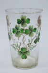 COLECIONISMO - Belo copo de coleção em demi cristal, no padrão veneziano. Corpo incolor e realçado em tom dourado com aplicação de flores em relevo, pintados a mão. Alt. 11 cm. Leves bicados e bolhas.