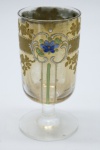 COLECIONISMO - Bela taça de coleção em demi cristal, no padrão veneziano. Corpo ricamente  dourado com aplicação de flores em relevo, pintados a mão. Alt. 12 cm. Bolhas.