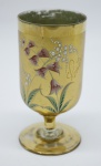 COLECIONISMO - Bela taça de coleção em demi cristal, no padrão veneziano. Corpo ricamente  dourado com aplicação de flores em relevo, pintados a mão. Alt. 12,5 cm.