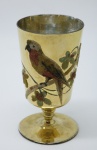 COLECIONISMO - Bela taça de coleção em demi cristal, no padrão veneziano. Corpo ricamente  dourado com aplicação de flores em relevo, pintados a mão. Alt. 13,5 cm. Bicado.