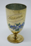 COLECIONISMO - Bela taça de coleção em demi cristal, no padrão veneziano. Corpo ricamente  dourado com aplicação de flores em relevo, pintados a mão. Alt. 13 cm. Bicado.