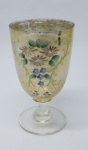 COLECIONISMO - Bela taça de coleção em demi cristal, no padrão veneziano. Corpo ricamente  dourado com aplicação de flores em relevo, pintados a mão. Alt. 13 cm. Bicado.