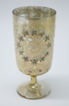 COLECIONISMO - Bela taça de coleção em demi cristal, no padrão veneziano. Corpo ricamente  dourado com aplicação de flores em relevo, pintados a mão. Alt. 13,5 cm. Leves bicados.