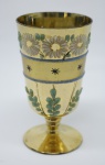 COLECIONISMO - Bela taça de coleção em demi cristal, no padrão veneziano. Corpo ricamente  dourado com aplicação de flores em relevo, pintados a mão. Alt. 14 cm. Leves bicados.